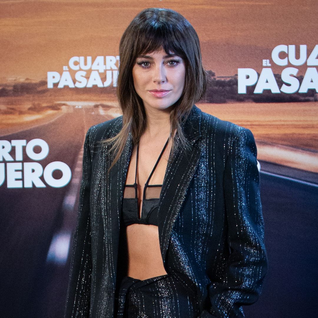 Blanca Suárez con americana de hilos plateados en la premier de El cuarto pasajero