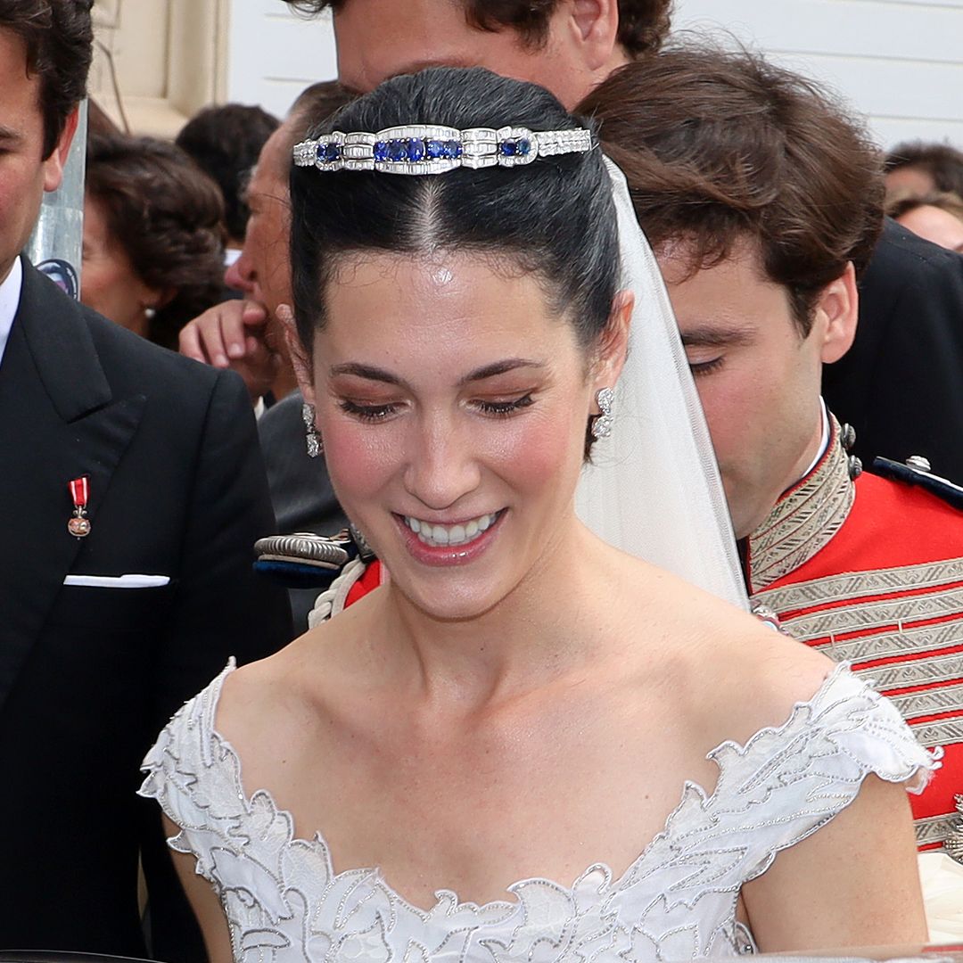 Carla Benjumea, una novia de otro tiempo con vestido clásico de encaje y diadema joya en su boda en Sevilla