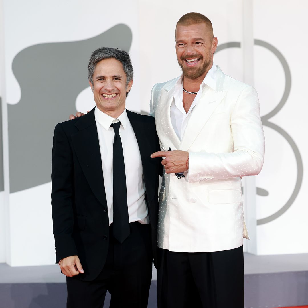 Gael García Bernal y Ricky Martin sacan sus pasos de baile en el estreno de 'Hombre al Agua' en Venecia