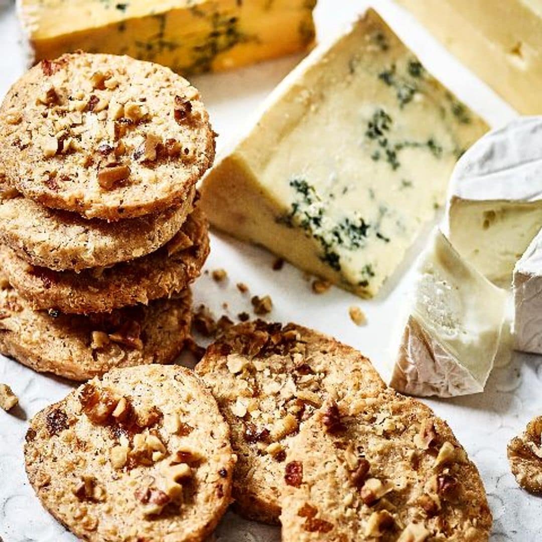 Tabla de quesos con galletas de nueces y albaricoque