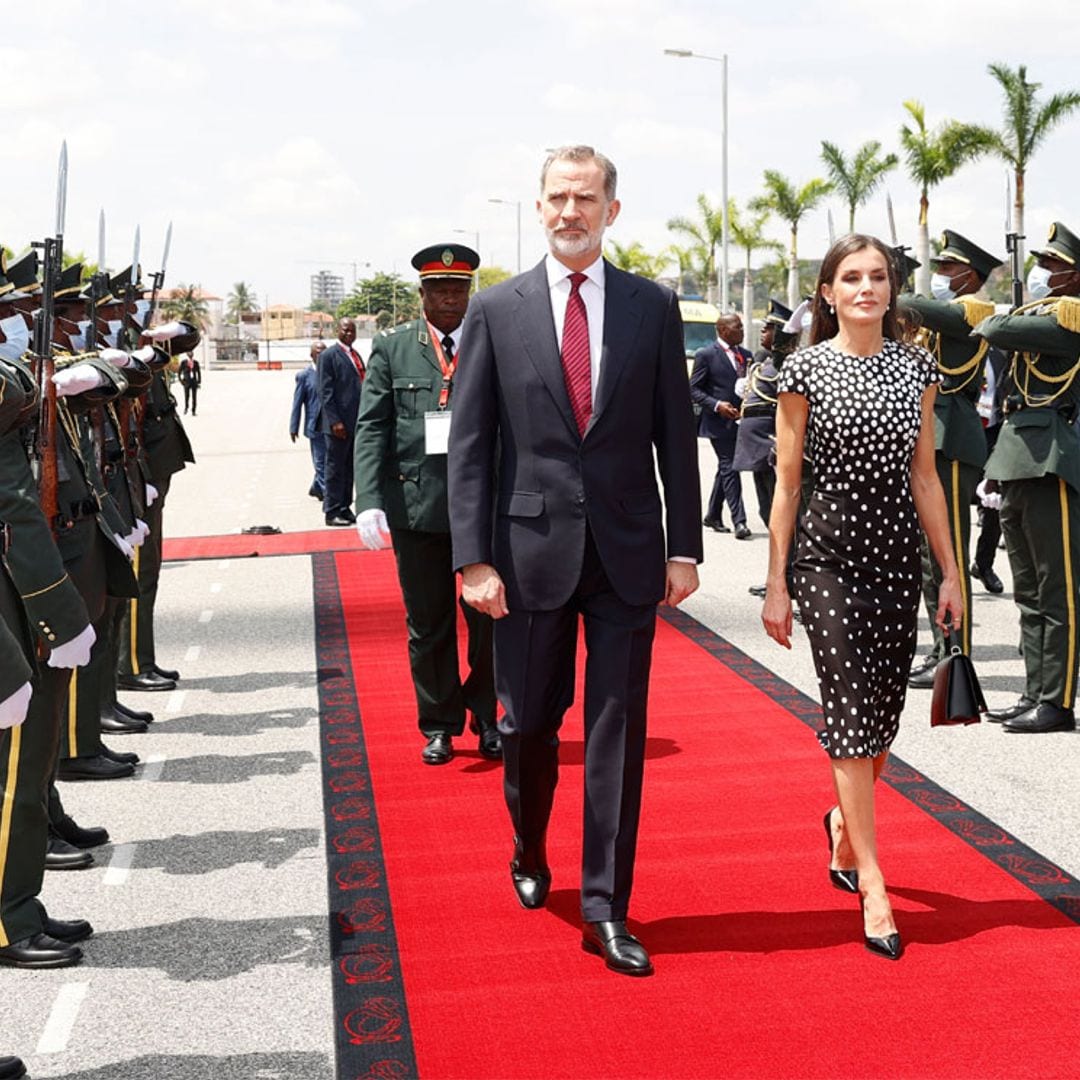 Los Reyes arrancan su visita de Estado a Angola con un sentido homenaje al primer presidente del país