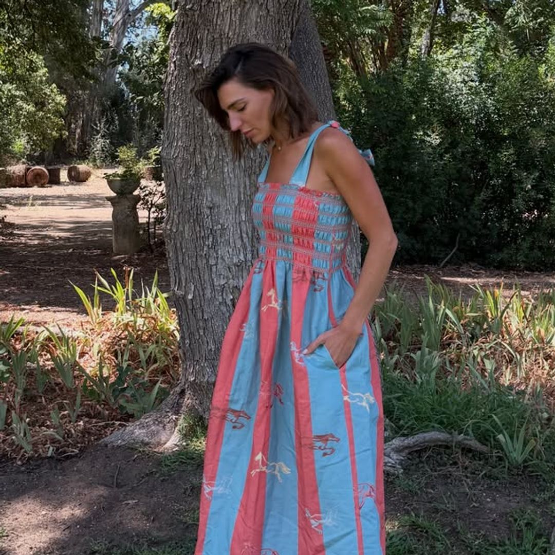 Eugenia Osborne vuelve a su casa de la infancia en Jerez con el vestido de rayas perfecto para los días de calor