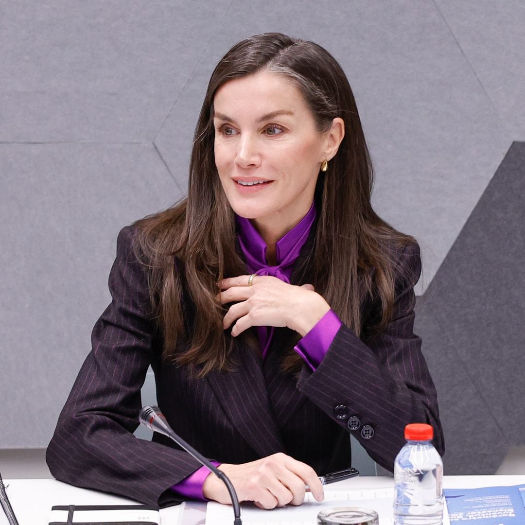 La reina Letizia, 'poderosa' con su uniforme de traje gris, rescata una blusa de cuando princesa que seguro que recuerdas