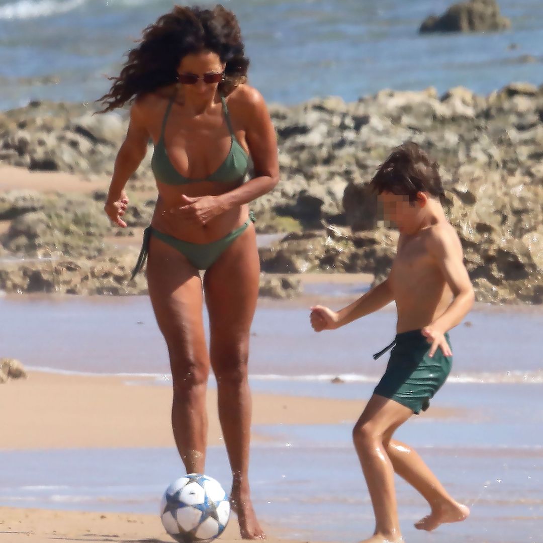 Rosario Flores disfruta en la playa jugando en familia