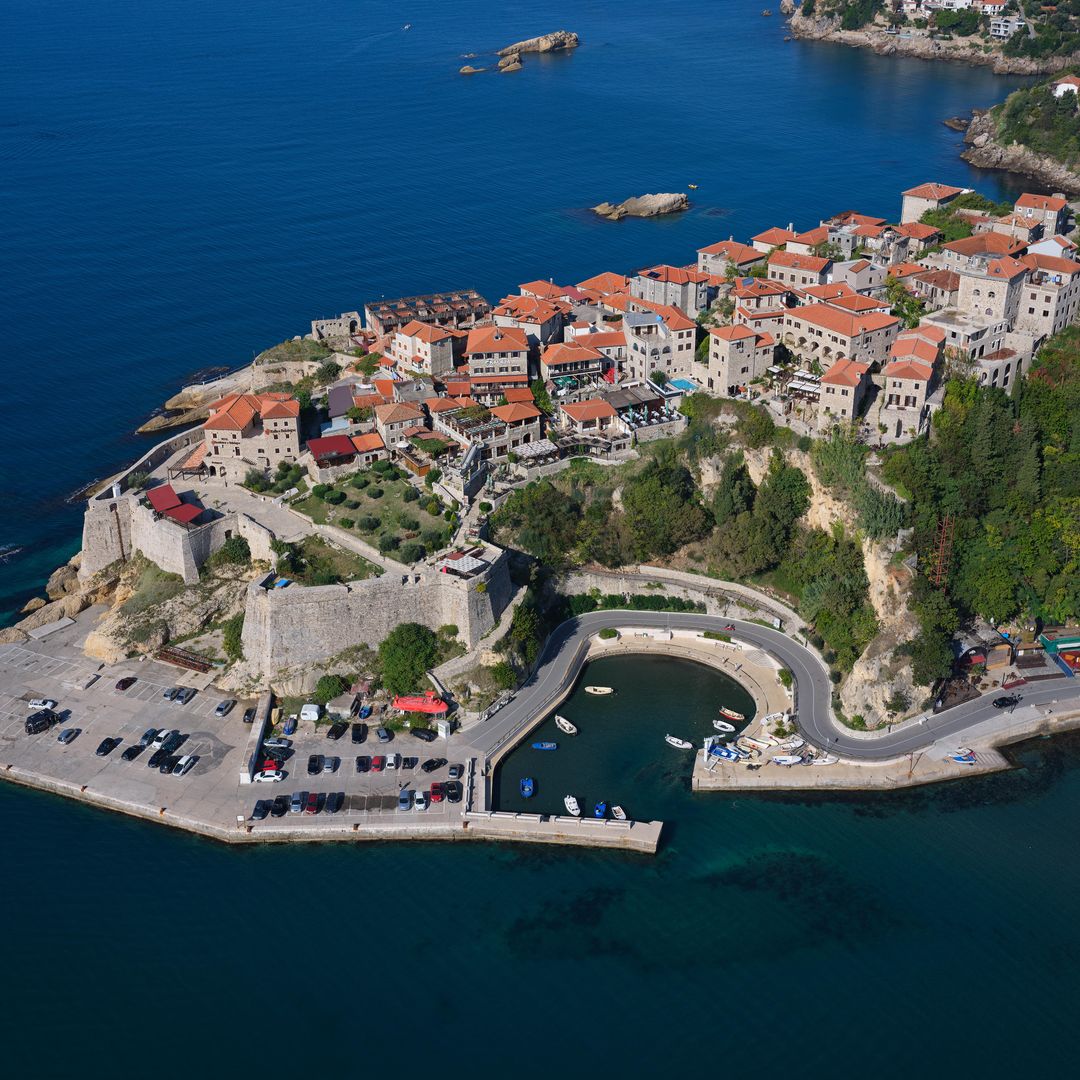 Vista aérea de Ulcinj, una preciosa ciudad costera de Montenegro