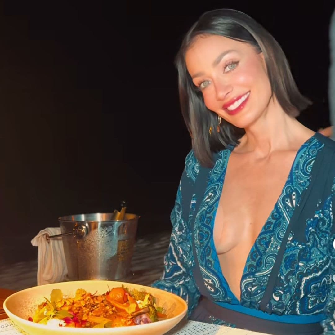 Dayanara Torres, guapísima disfrutando de una deliciosa cena a la orilla del mar.