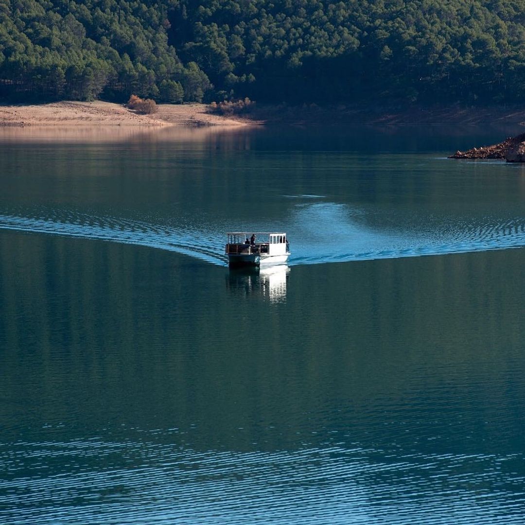 Barco solar por el embalse de El Tranco, Sierra de Segura, Jaén