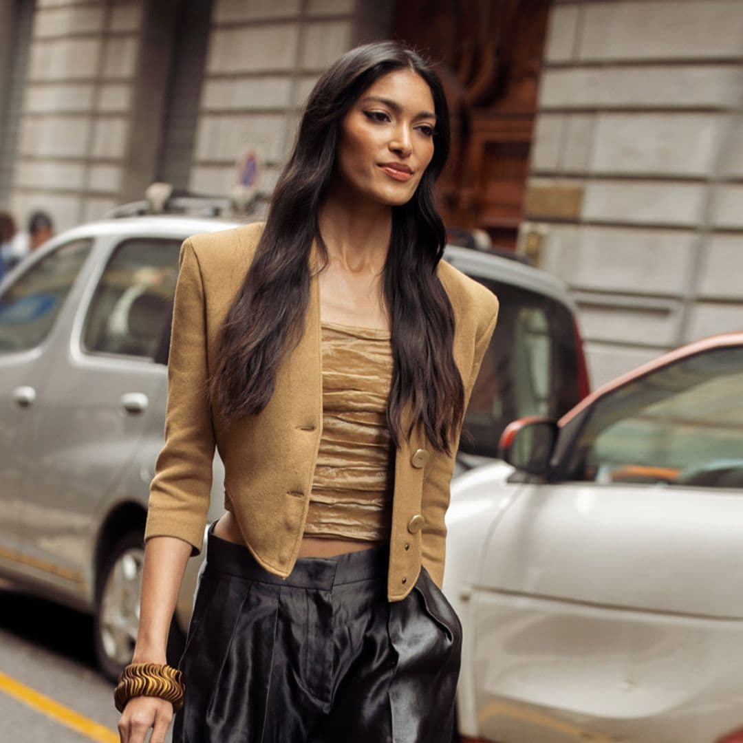 Las chaquetas especiales que las invitadas a Milan Fashion Week combinan con pantalón negro