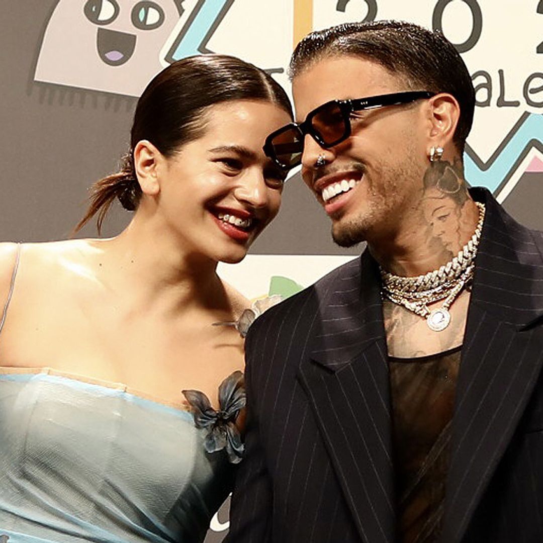 ¡Momentazo! El apasionado beso de Rosalía y Rauw Alejandro en plena gala de los 40 Music Awards