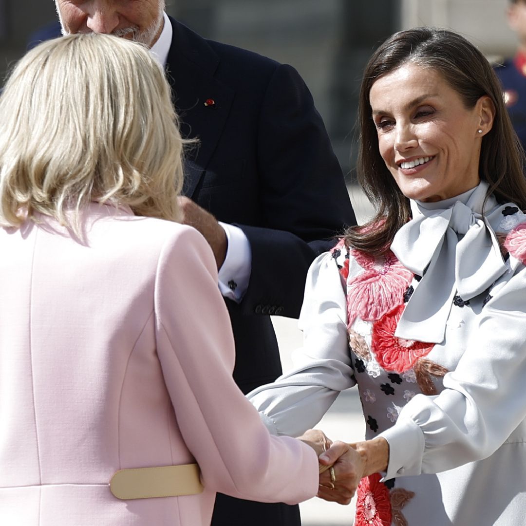La cercanía y complicidad entre la reina Letizia y Brigitte Macron a su llegada a Madrid: besos, sonrisas y muchas charlas