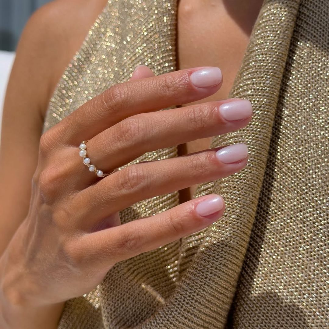Manicura en blanco lechoso