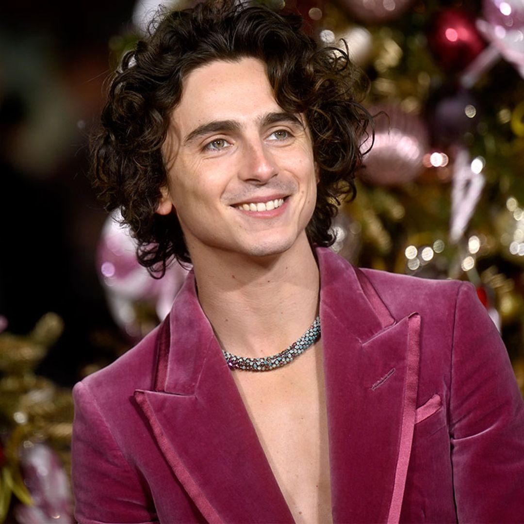 Timothée Chalamet brilla en Londres con un collar inspirado específicamente en Wonka