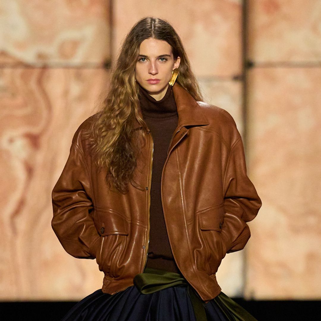 Vuelve la cazadora bomber, la chaqueta estilosa que puedes llevar con vaqueros o falda