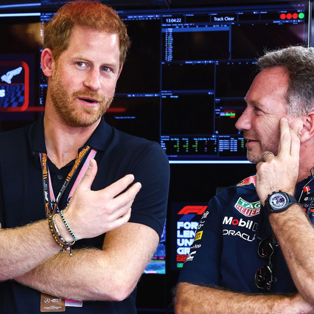 El príncipe Harry se 'cuela' en los boxes de la Fórmula 1 y disfruta a lo grande con las estrellas del motor