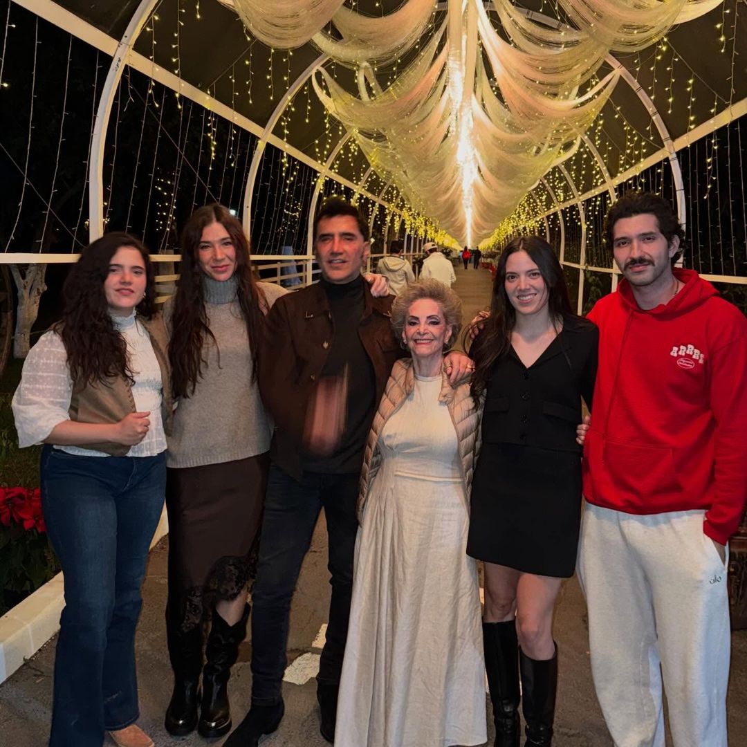 Alejandro Fernández presume su gran reunión en familia junto a su mamá, hijas y hermanos