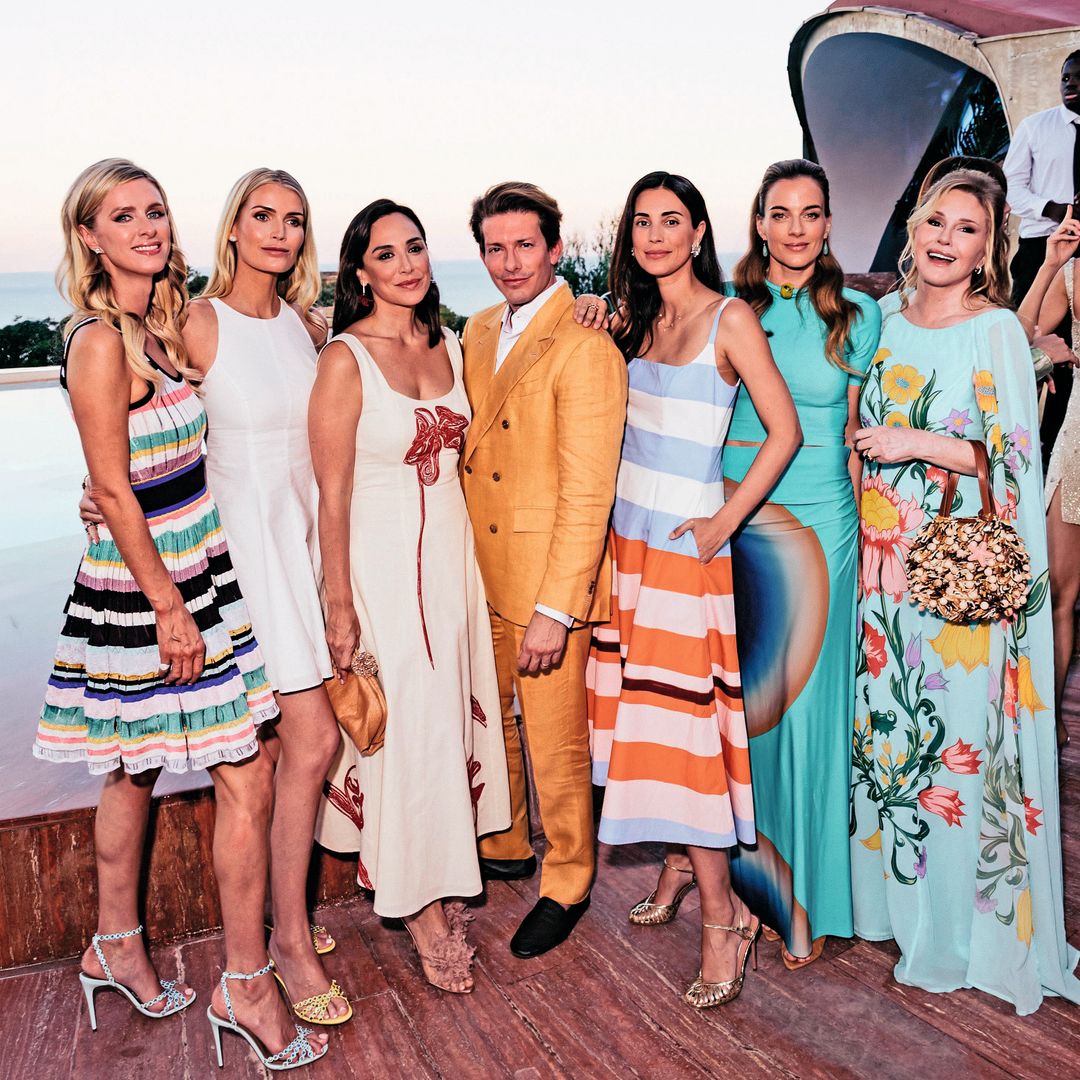 En el centro de la imagen, el fundador de 'Aquazzura', Edgardo Osorio, posa con algunas de sus amigas y embajadoras