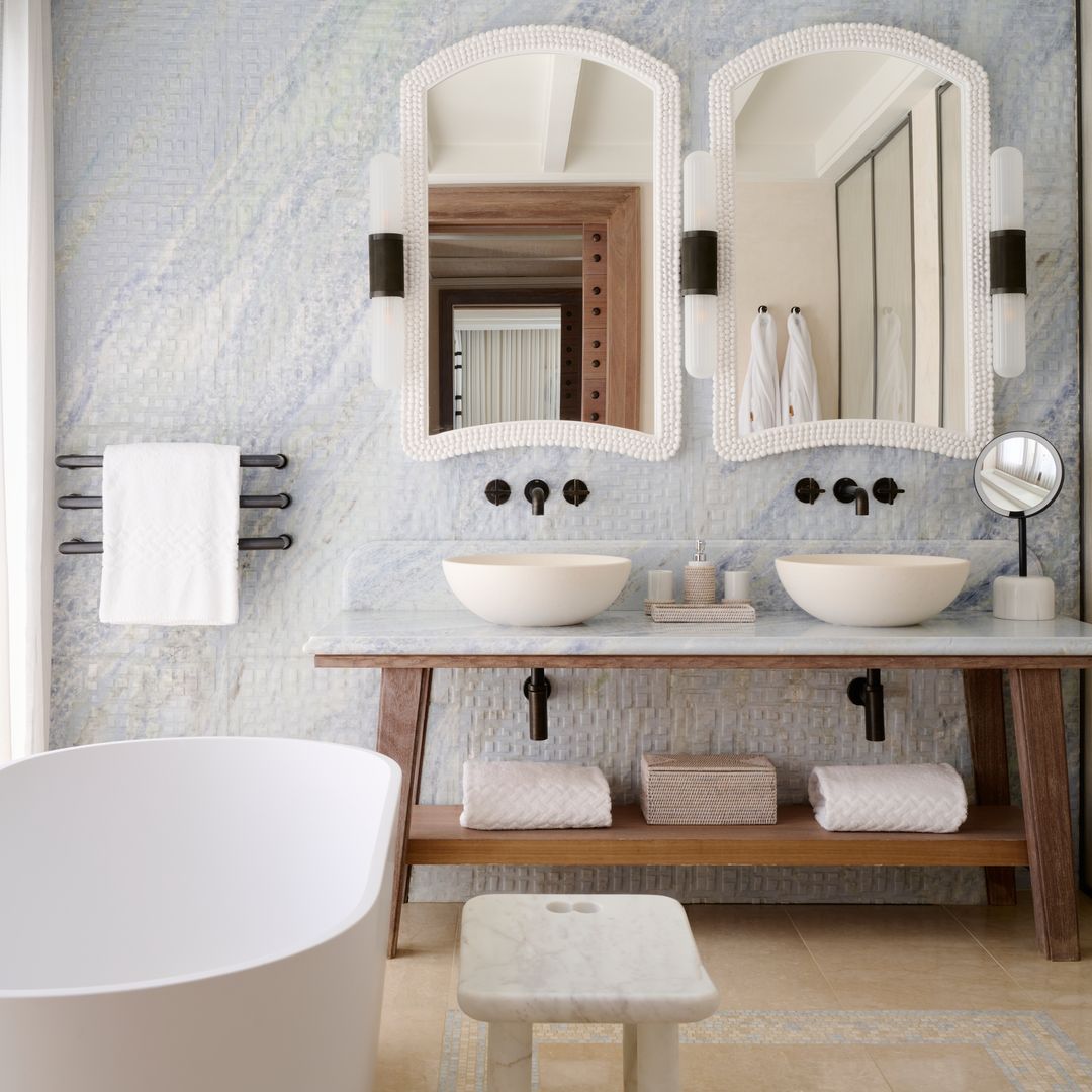 Las tendencias de baño para 2026 están de acuerdo: ni es aburrido ni es blanco