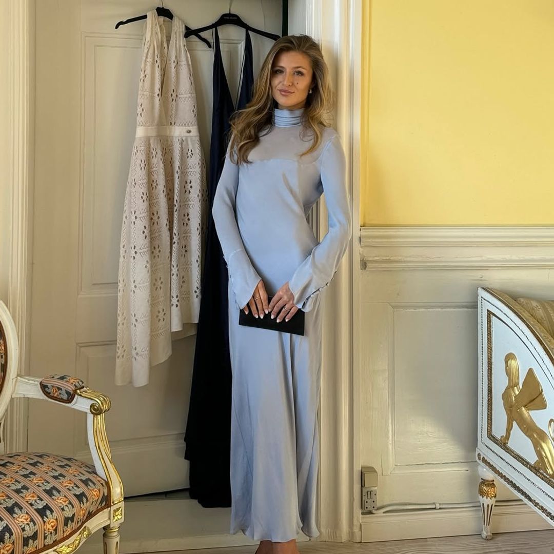 Benedikte Thoustrup triunfa con el look azul que ya llevó Sofia Richie en la semana de su boda