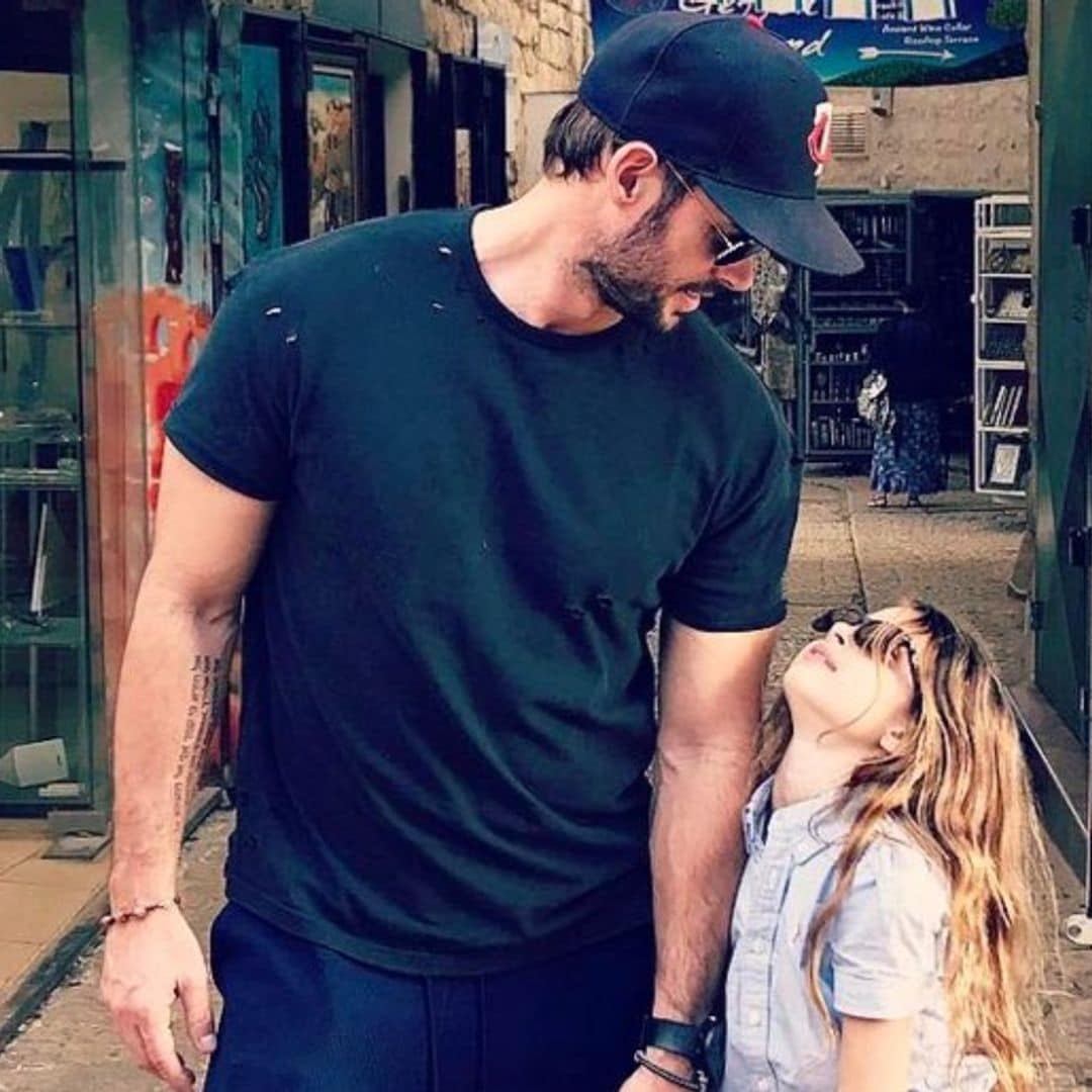 William Levy y su hija Kailey improvisan un karaoke a bordo de su auto