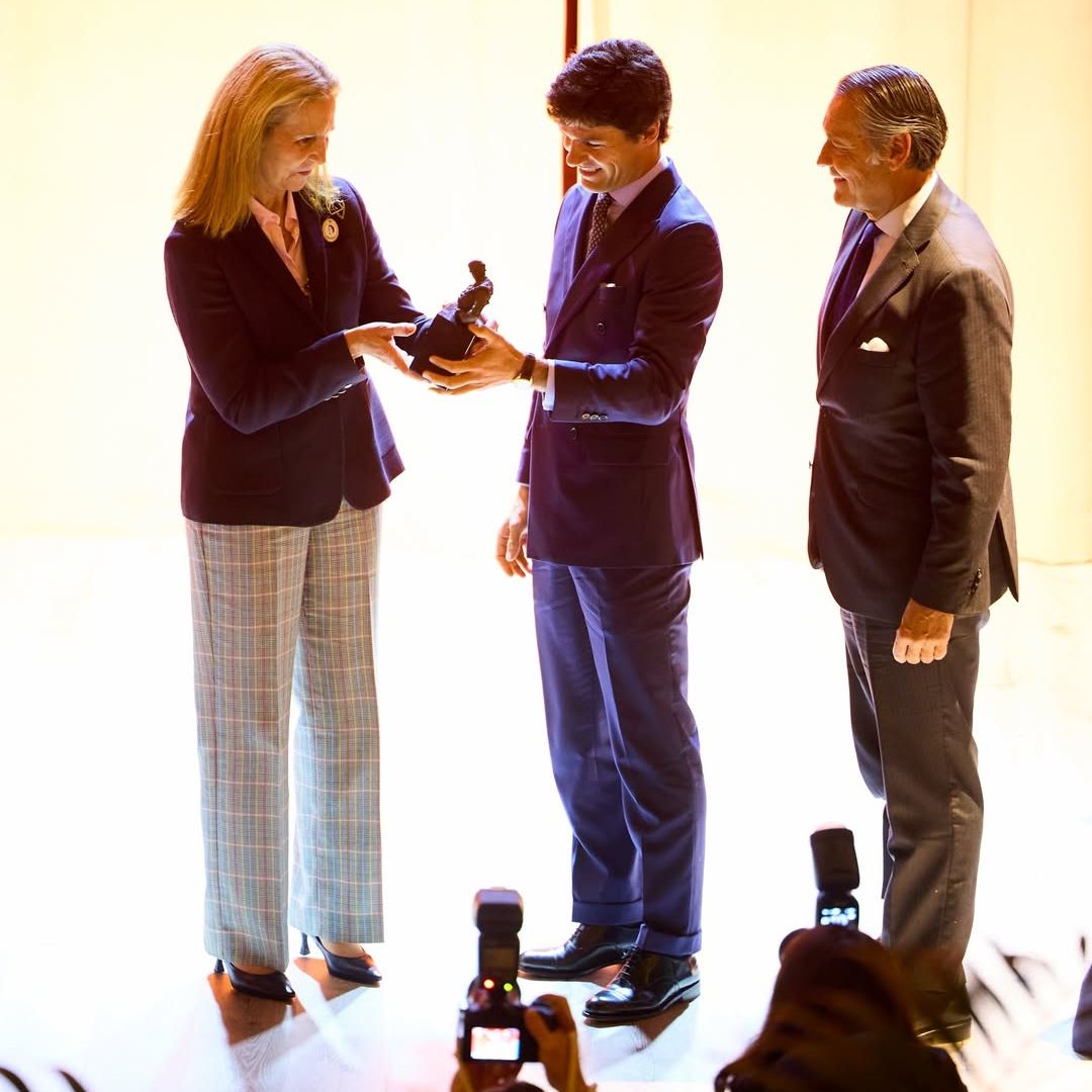 La infanta Elena recoge de manos de Pablo Aguado un premio por difundir los valores de la tauromaquia, una pasión que le conecta con su abuela