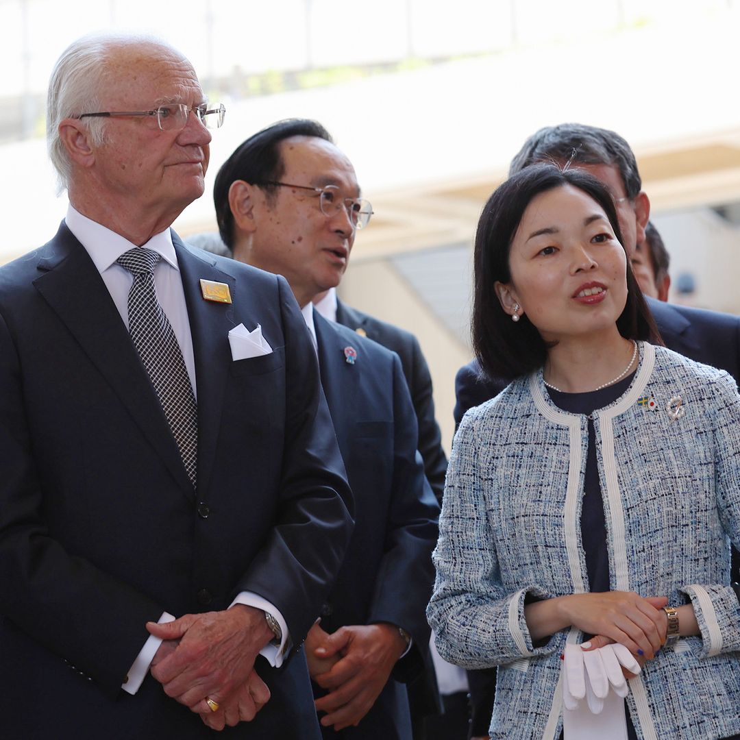 Akiko de Japón con el rey Carlos Gustavo de Suecia