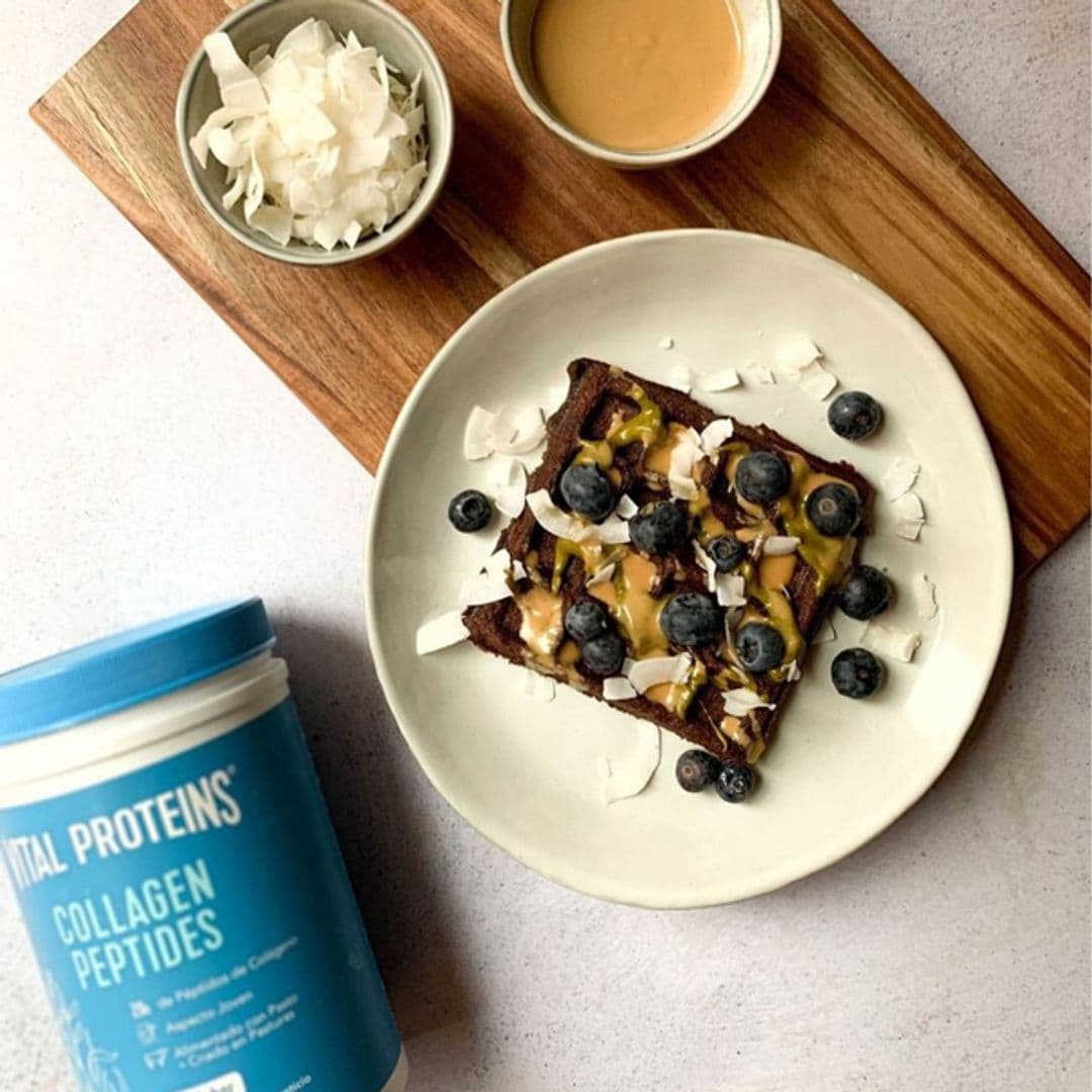 Vital Proteins. Colágeno Hidrolizado con desayuno sobre la encimera.