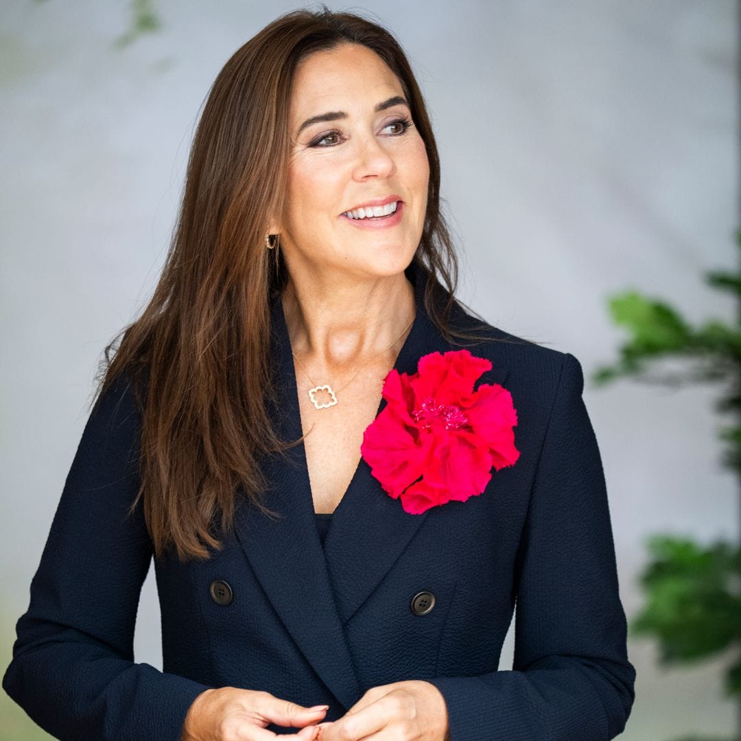 El broche inesperado del look de Mary de Dinamarca que convierte un traje sobrio en inolvidable