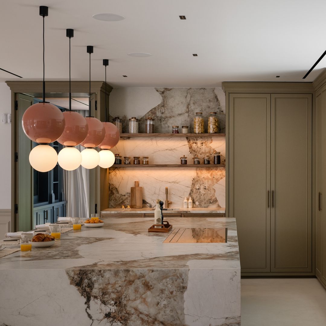 De los cuadros a las cortinas largas: 10 ideas para decorar la cocina con la elegancia y la calidez de un salón
