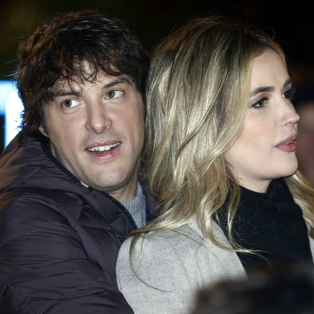 Jordi Cruz, muy cariñoso con su novia, Rebecca Lima, en la cabalgata de Reyes