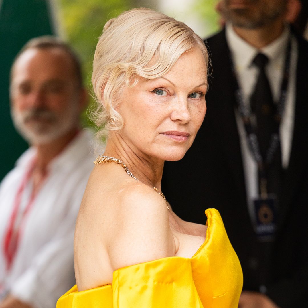 Pamela Anderson (59) debuta sin maquillaje en la alfombra roja del Festival de Venecia