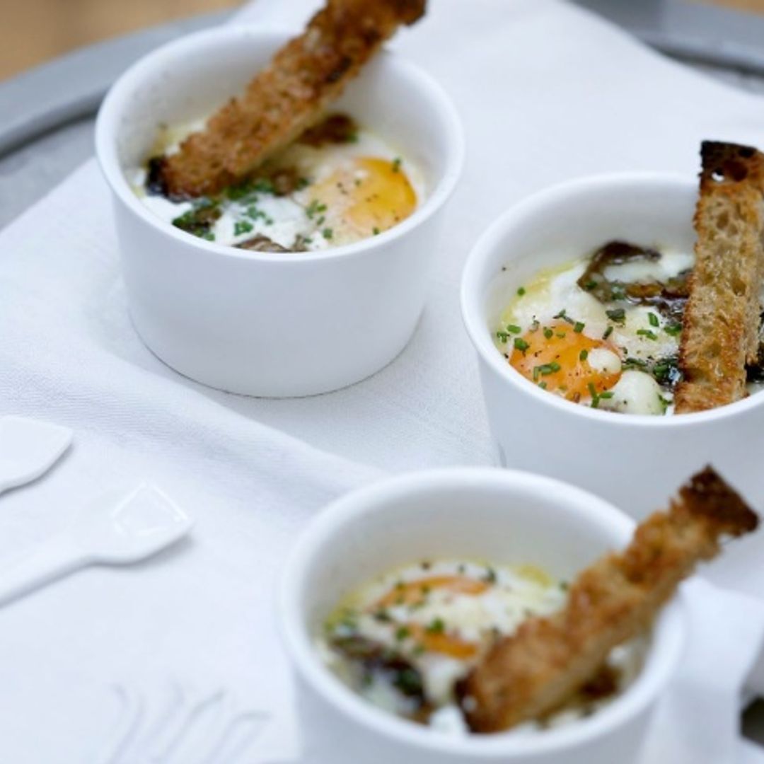 Huevos en 'cocotte' con salsa de boletus