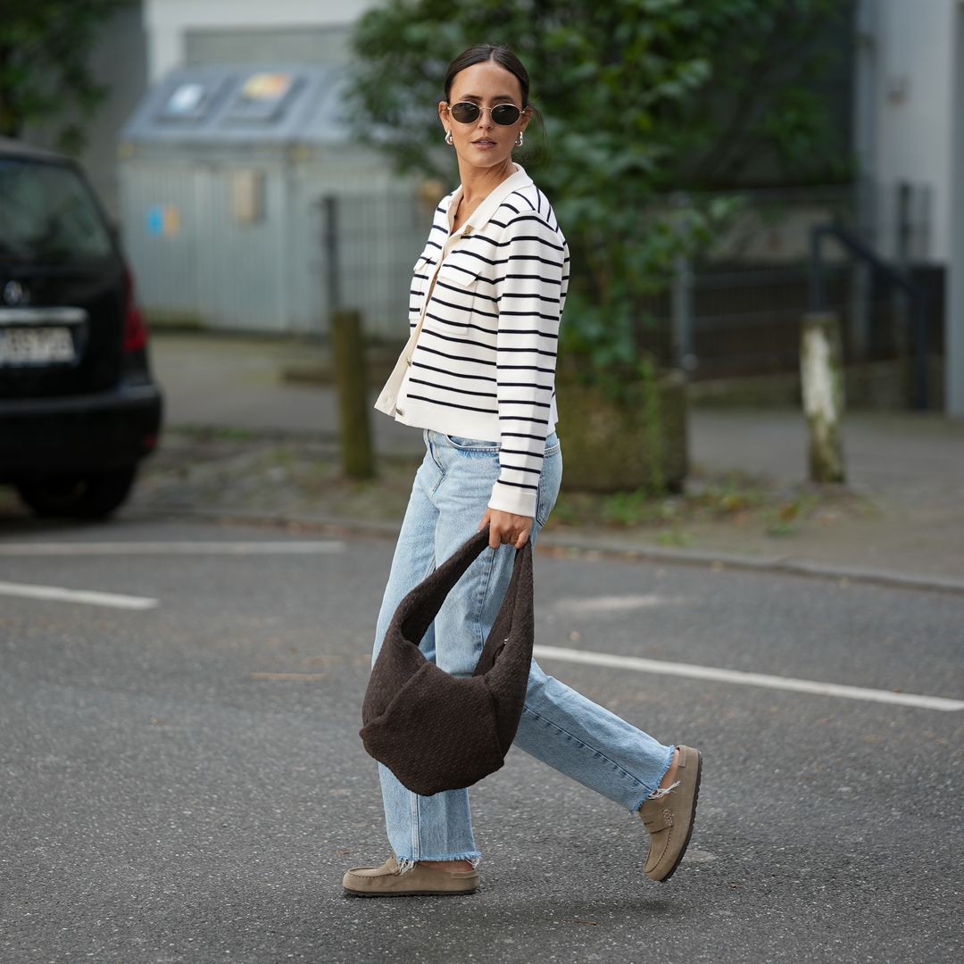Look de street style con cardigan de Sezane