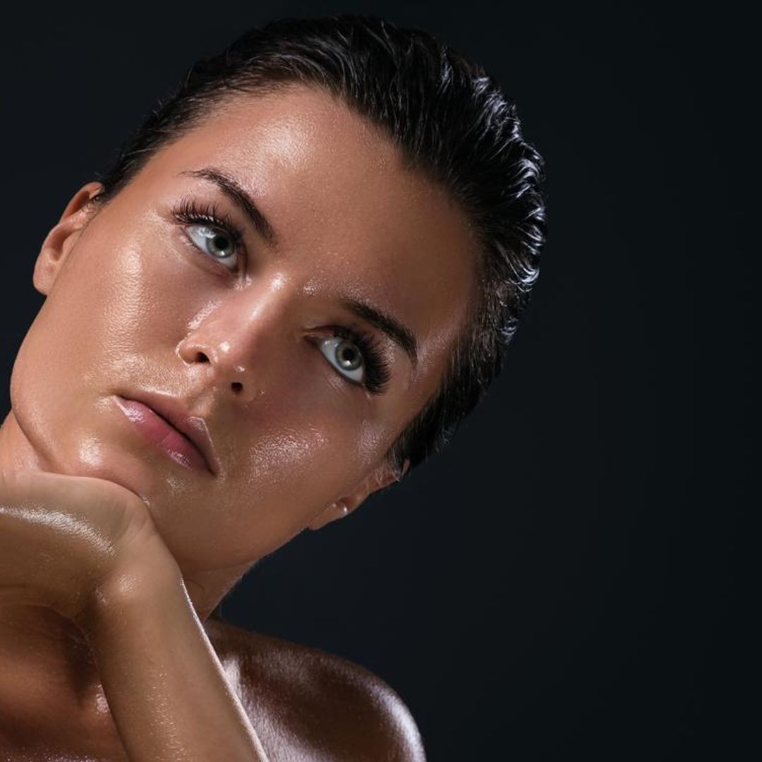 Mujer con piel brillante