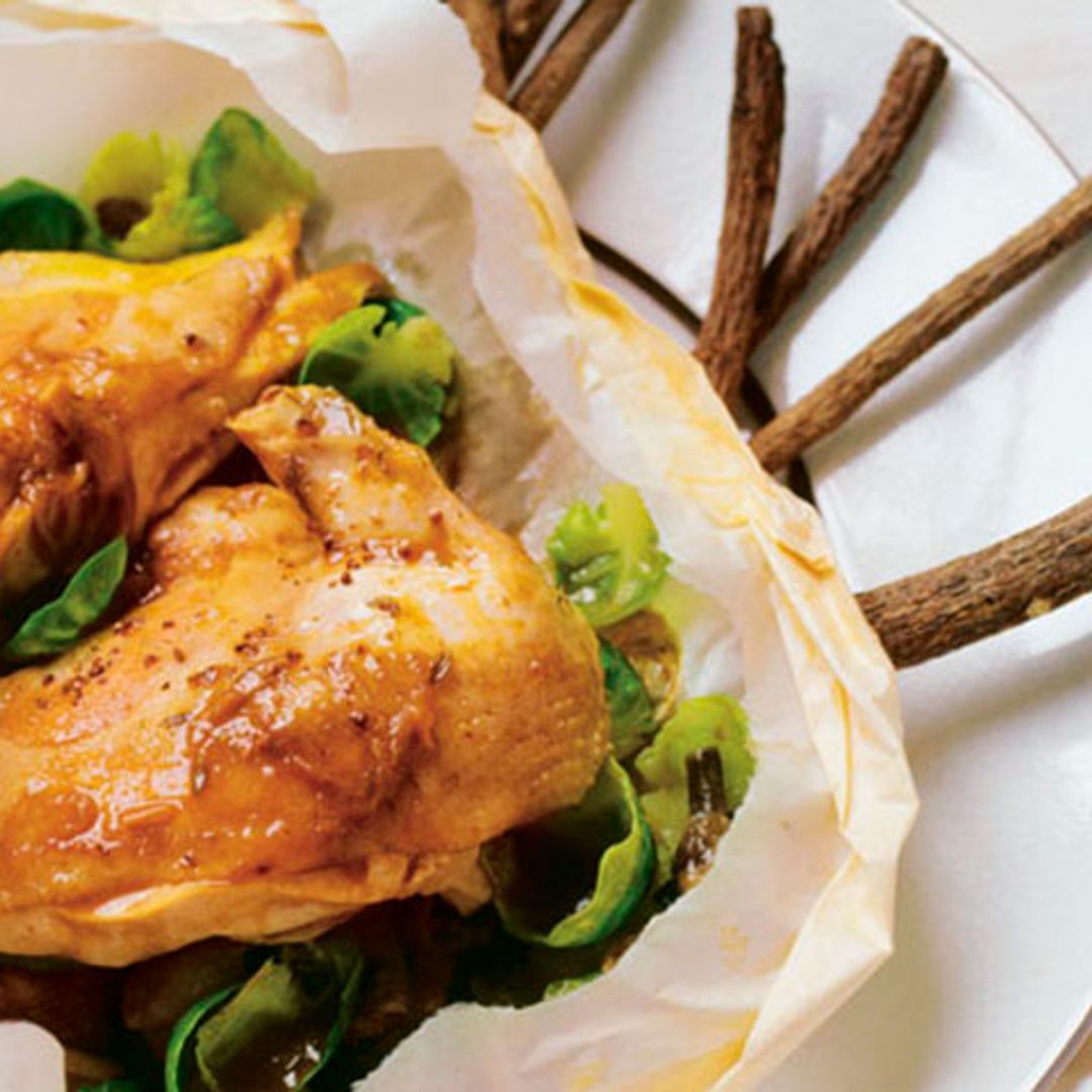 Gallina y coles de Bruselas en papillote