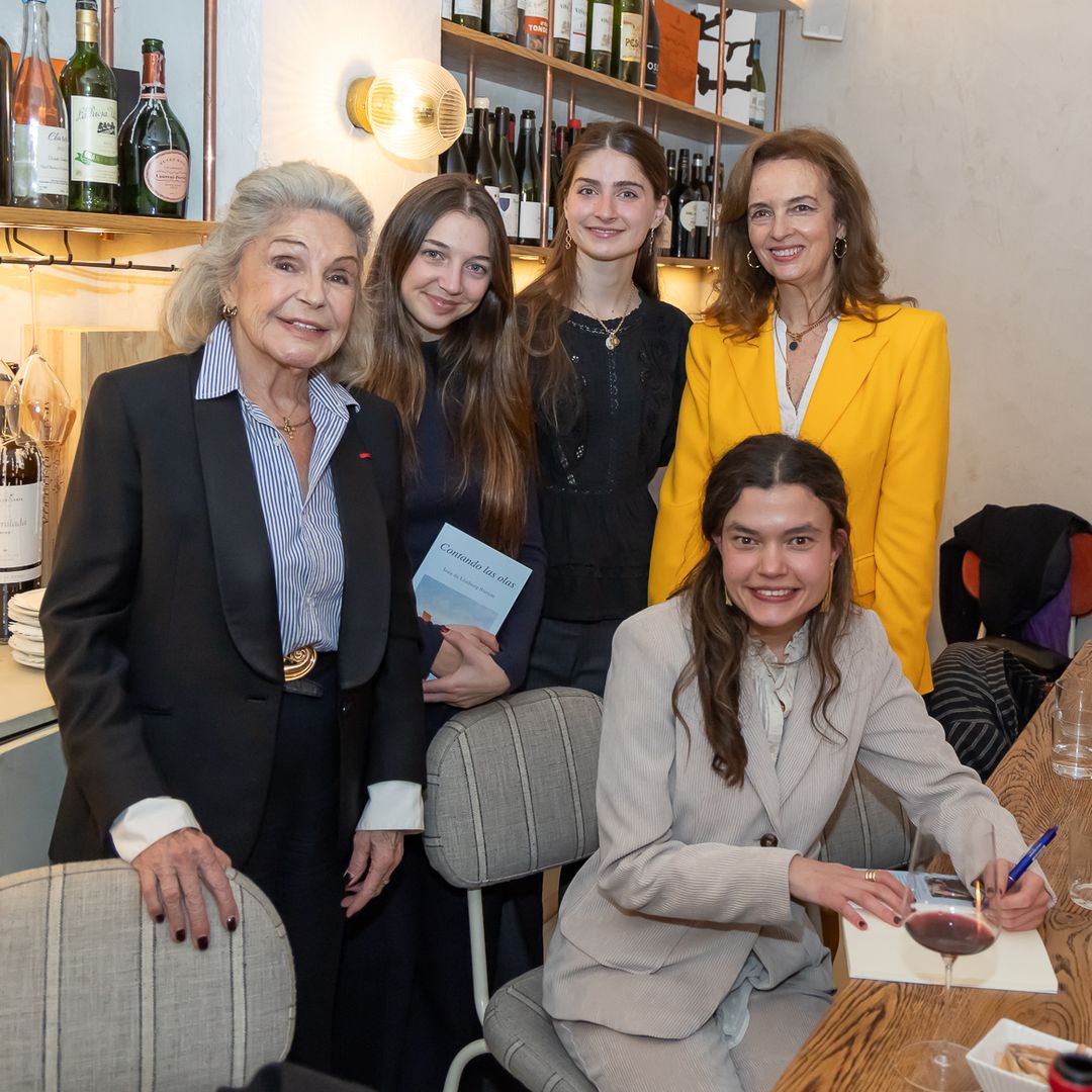 Inés de Limburg-Stirum, firmando un ejemplar, junto a su madre y Beatriz de Orléans