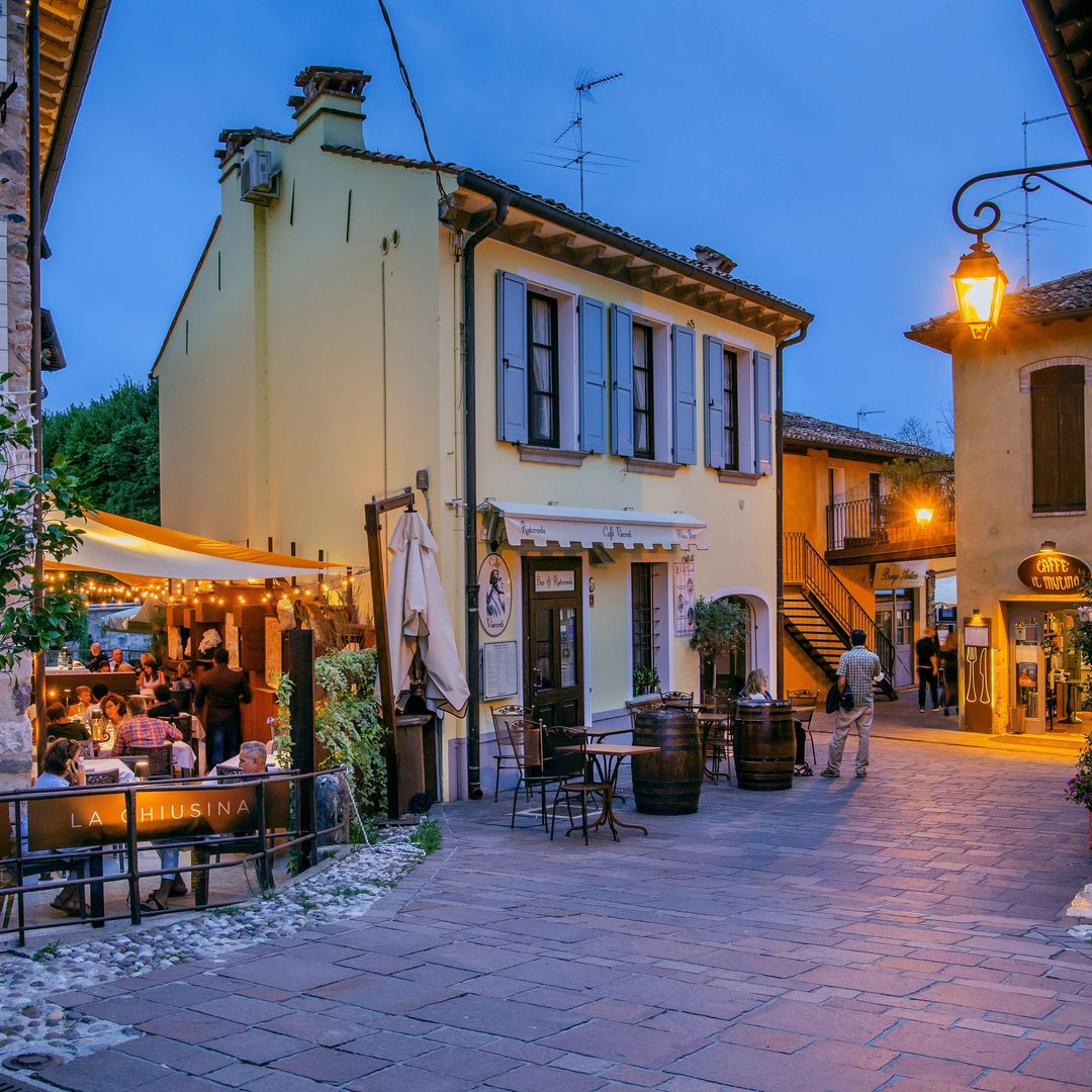 Callejón con restaurantes en el pueblo histórico de Borghetto al anochecer, distrito de Valeggio sul Mincio, Italia
