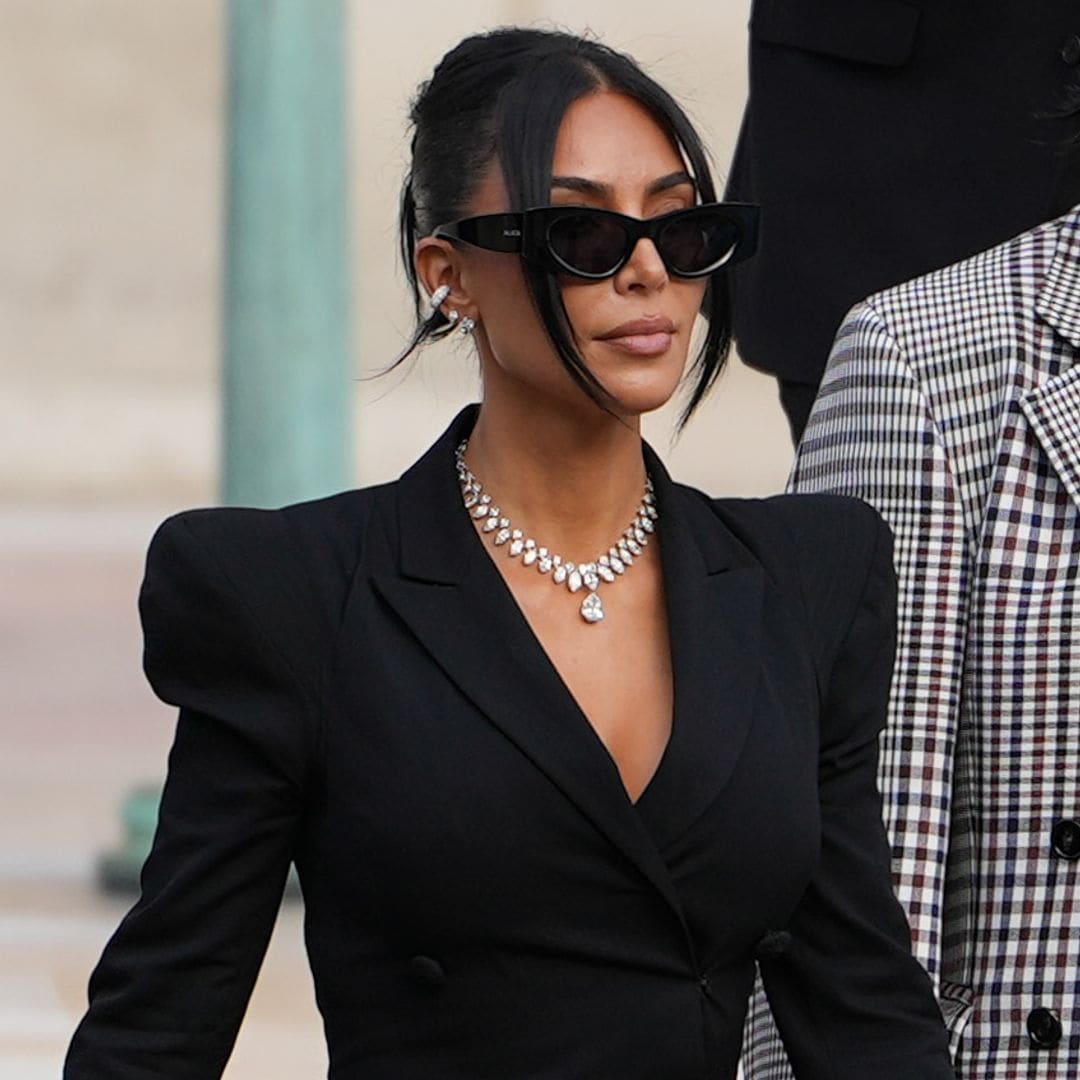 Kim Kardashian llega a su juicio en París cubierta de diamantes con un valor millonario