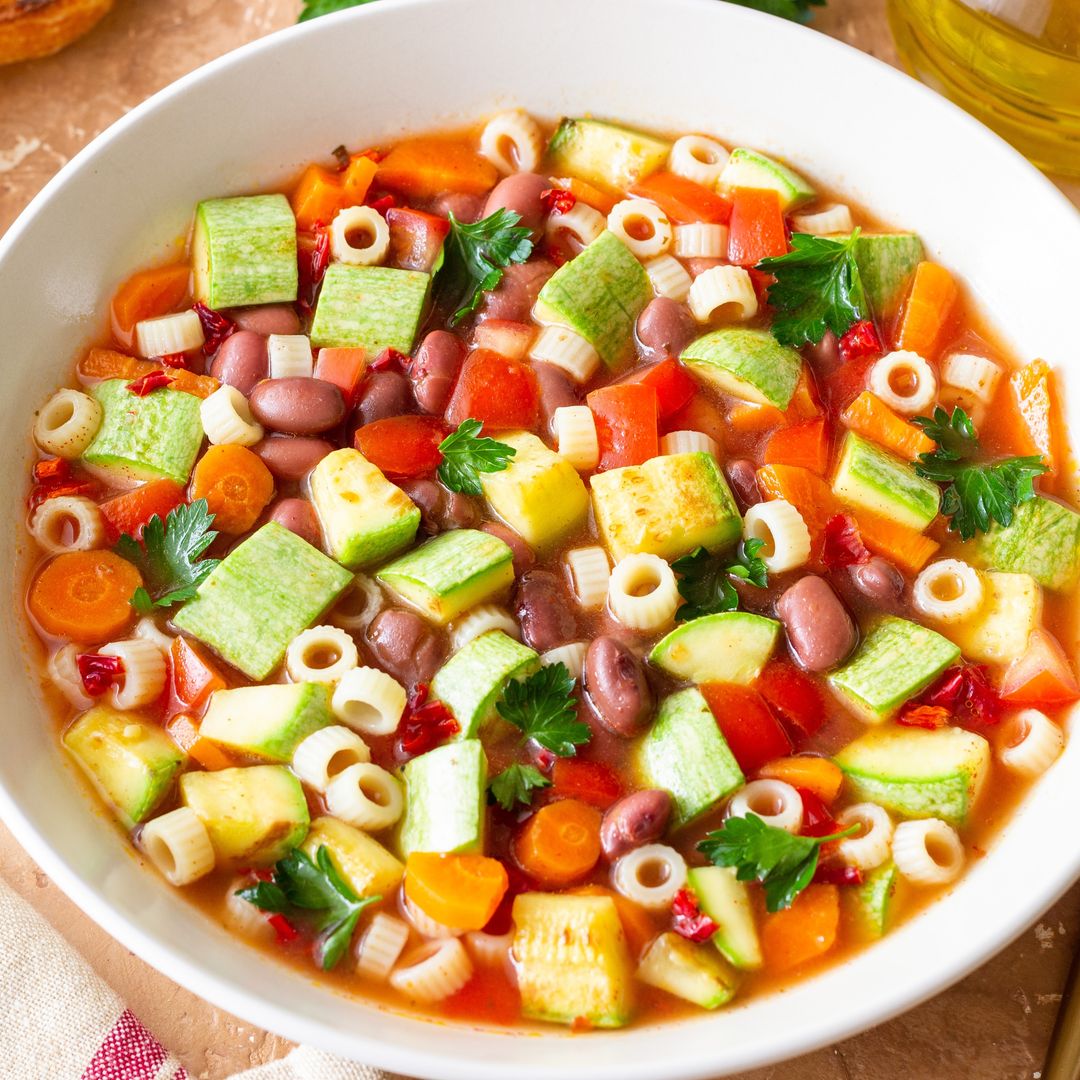 La sopa minestrone casera que sabe a Italia: nutritiva, barata y riquísima
