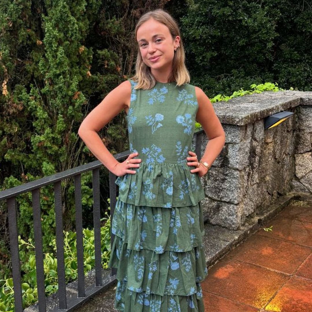 Amelia Windsor, la aristócrata de estilo ecléctico, nos conquista con dos looks otoñales con sello español: vestido de volantes y pantalones bombachos