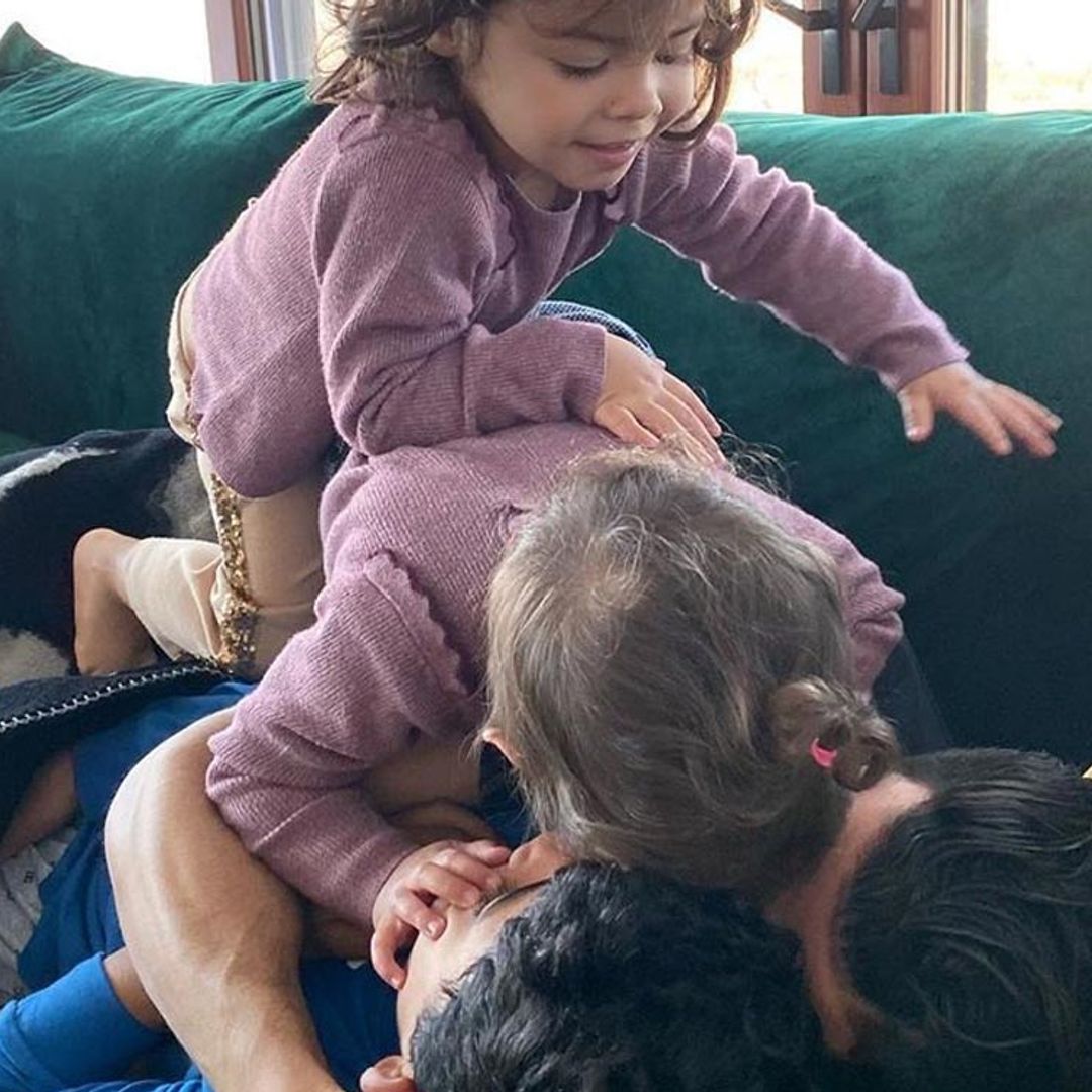 ¡A por papá! Los 'bebés' de Georgina Rodríguez se comen a besos a Cristiano Ronaldo