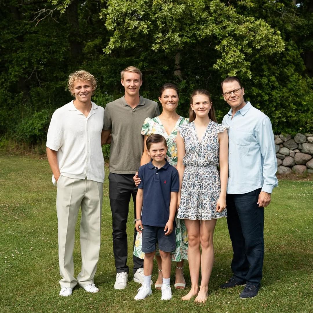 Victoria de Suecia sorprende con esta foto el día de su cumpleaños: dos desconocidos y una princesa sin zapatos