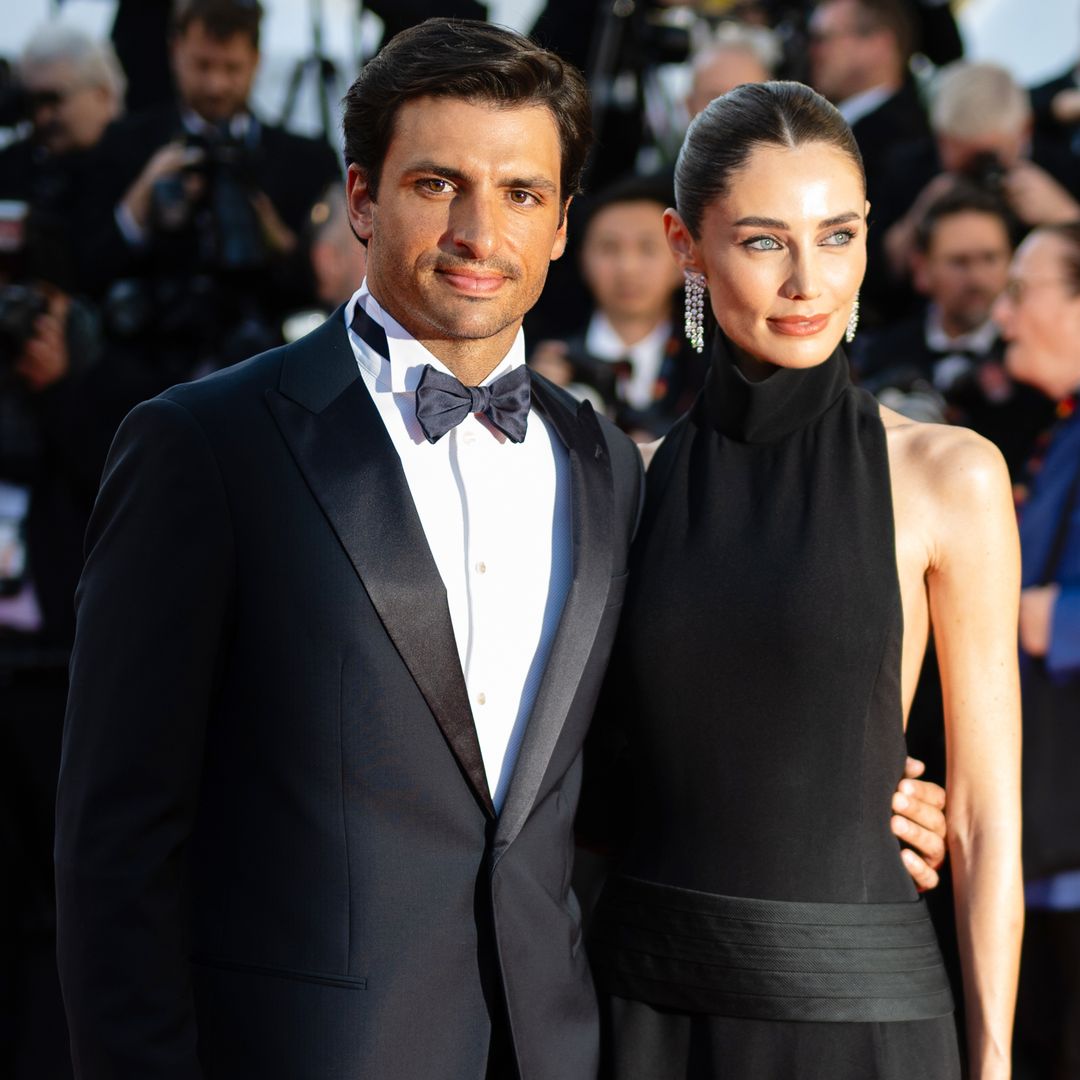 Camila Donoso, psicóloga, explica por qué parejas como Rebecca Donaldson y Carlos Sainz tratan de vestir igual: "Es una forma de adaptarse al otro"
