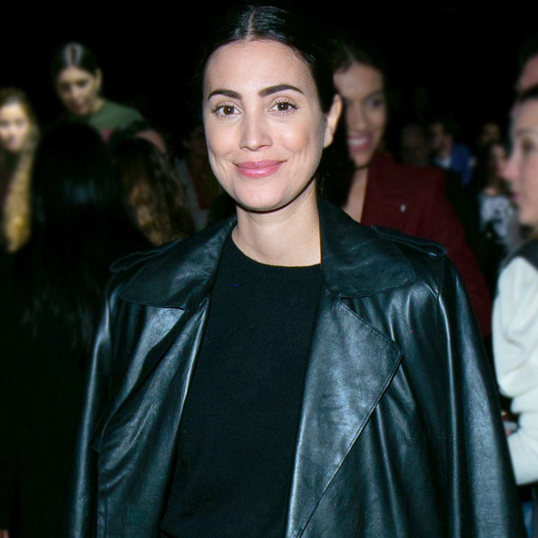 Vaqueros anchos y gabardina de cuero: el look más roquero de Alessandra de Osma en la Fashion Week