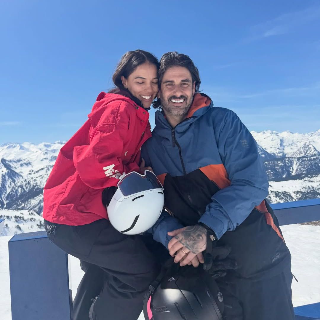 Melendi y Julia, amor en las pistas: el plan perfecto con sus tres hijas Lola, Abril y Dakota