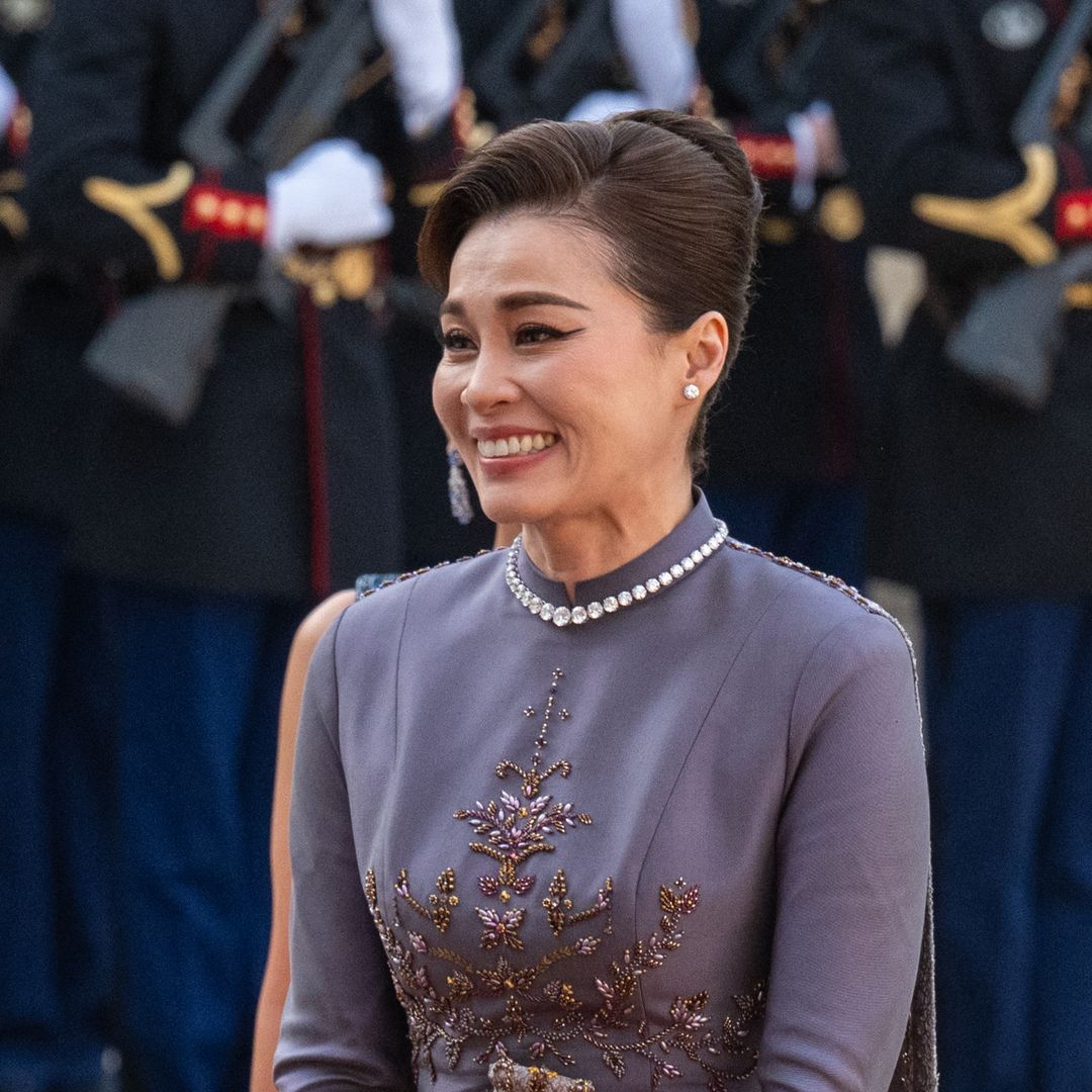 La reina Suthida deslumbra con sus espectaculares diamantes en la gran celebración del cumpleaños del Rey