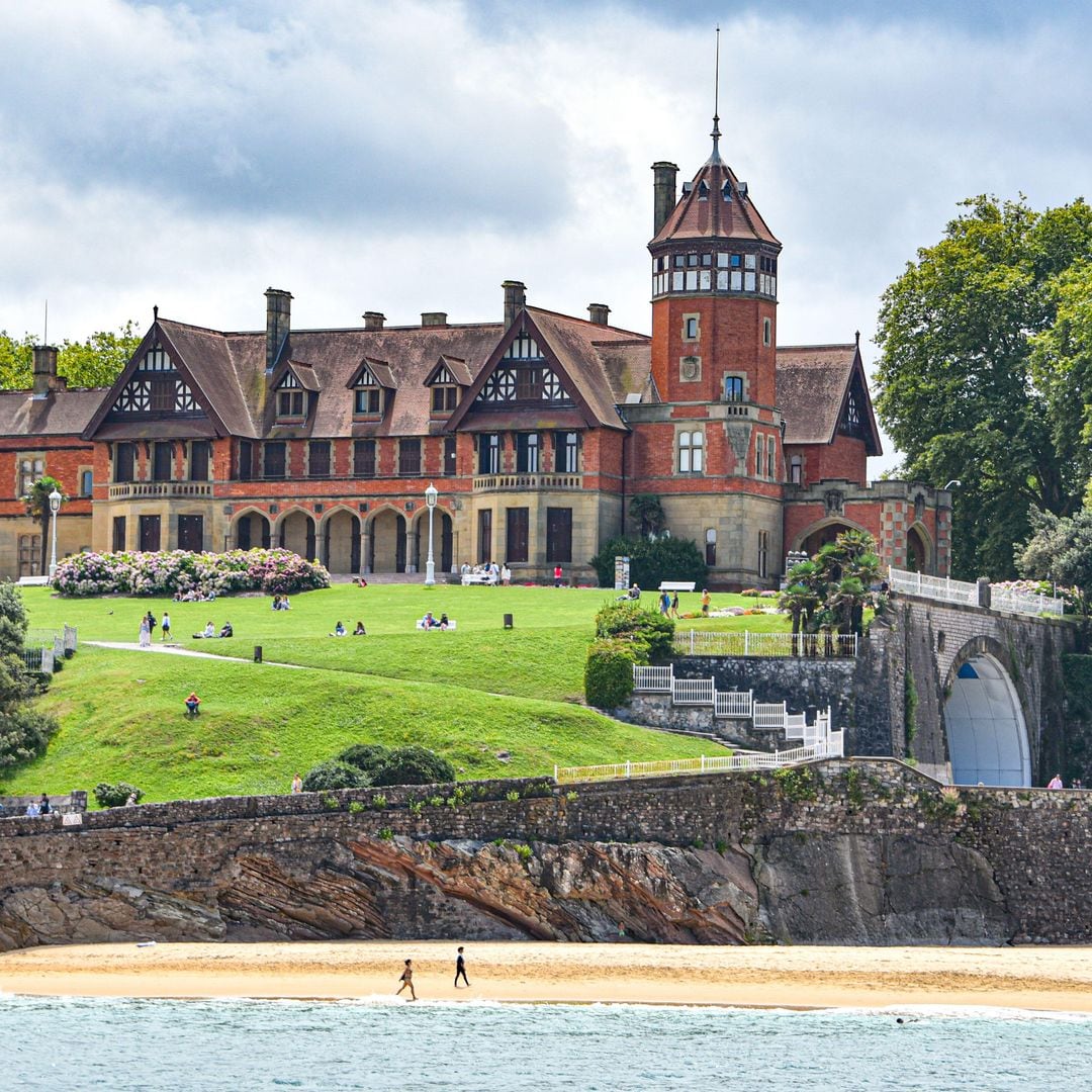 Palacio Miramar, playa Ondarreta, bahía de La Concha, San Sebastián, Guipúzcoa