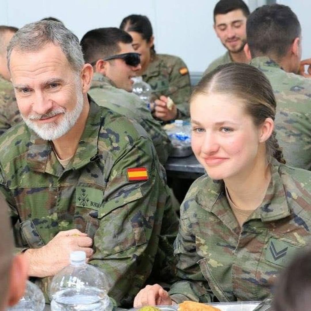 Sonriente y muy atento: Los detalles de la visita sorpresa del rey Felipe de España a la princesa Leonor