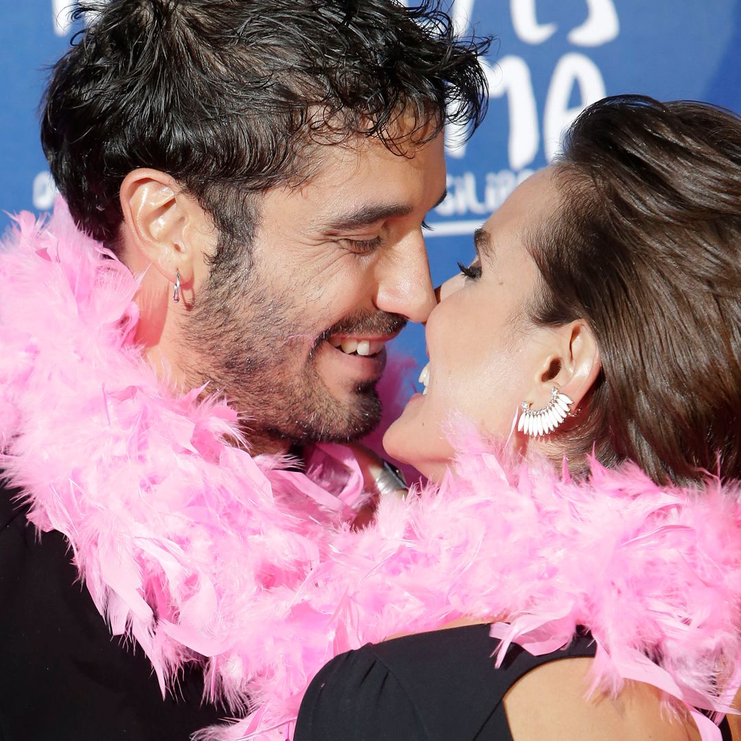 Álex García se rompe al recordar su primer beso con Verónica Echegui: "Ya nada podía pararlo"