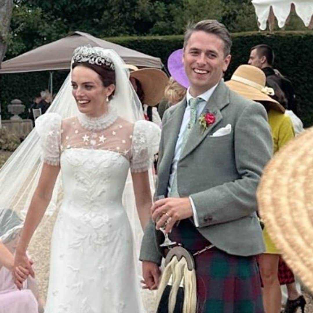 Los tres vestidos de novia de Lady Violet Manners al detalle: del diseño de alta costura a las zapatillas de deporte