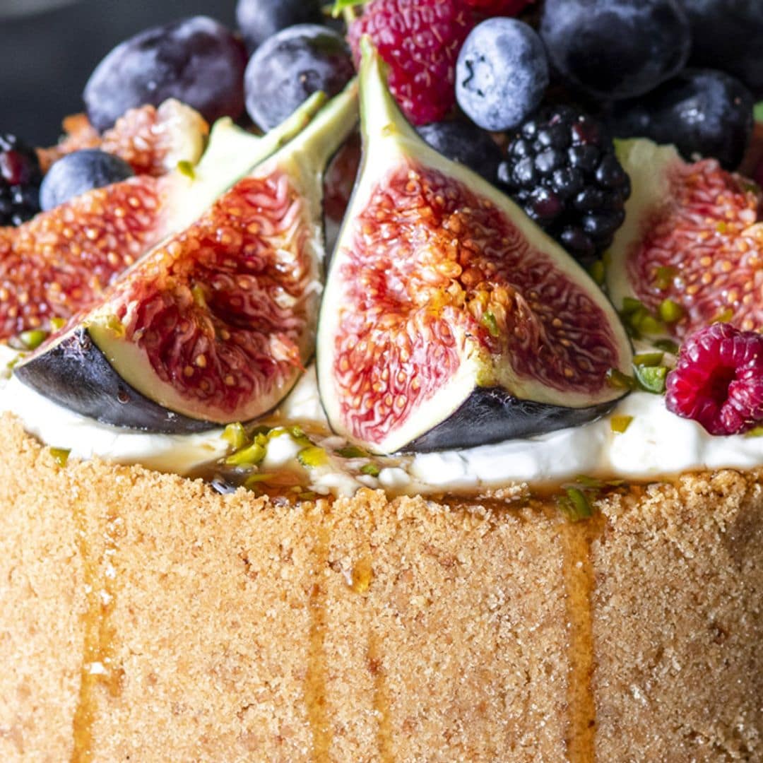 Tarta de queso, miel, brevas y frutos del bosque